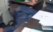 Encuentran a un gerente de entidad pública escondido debajo de un escritorio