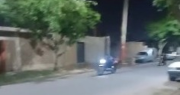 Peligro en medio de un barrio sanjuanino: motociclistas corren picadas en plena tarde-noche