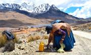 Mujeres de Alto Milluni lideran campaña de limpieza y promueven reciclaje de residuos plásticos