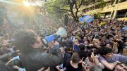 Javier Milei desembarcó en Mendoza: caminata y choques en su paso electoral