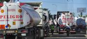 Denuncian que más de 300 cisternas con combustible están varadas hasta 10 días en la refinería de Palmasola por presunta falta de pago