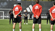 River homenajeó a Miguel Ángel Russo: minuto de silencio, palabra de Gallardo y flores