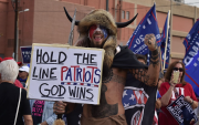 Estados Unidos: El chamán de Qanon, que Donald Trump le dio indulto presidencial, ahora lo está demandando