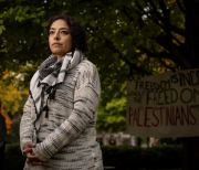 Profesora adjuta de la Universidad de Chicago enfrenta cargos por escupir a un agente en manifestaciones en instalaciones de inmigración