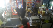 Entró con un cuchillo a una fiambrería, asaltó al empleado y robó hasta bandejas de carne