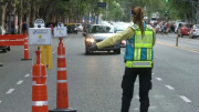 Un joven de 18 años no se paró en un control, atropelló a un inspector de tránsito y escapó