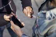 Con armas blancas asaltan a dos primos, golpean a uno y les roban los celulares