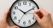 Ni hs ni hrs: la RAE aclaró cuál es la abreviatura correcta de la hora