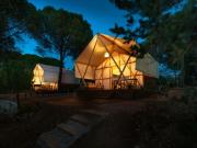 El glamping que no puedes perderte en Córdoba: lujo, naturaleza y descanso en pleno pinar andaluz