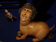 El artista que puso un perro de juguete con cabeza de Milei a los pies de Trump en un museo de Madrid: Fue sencillo