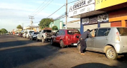 Escasez de combustible provoca largas filas y tensión en Santa Cruz