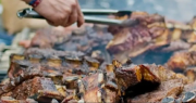 El truco oculto del asado: lo que pasa si frotás un diente de ajo en la parrilla antes de cocinar