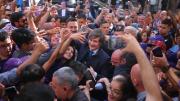 Javier Milei realizó una caminata en el microcentro ante una multitud que lo respaldó