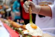 Elaboran un sándwich de más de 100 metros de largo para promover el consumo de huevo