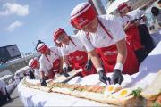 Bolivia elabora un sándwich con más de 100 metros de largo para promover consumo de huevo