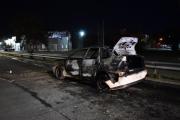 Cargó a mano el combustible en el auto, lo hizo arrancar y se incendió por completo