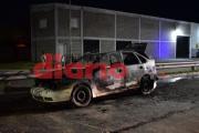 Un automóvil se incendió por completo en avenida Lugones