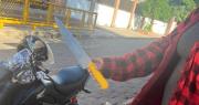 Video: Atracadores usaron un cuchillo de carnicero contra un hombre para arrebatarle su celular