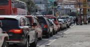 Las filas en los surtidores continúan, pese al compromiso de YPFB para regularizar el abastecimiento de combustible