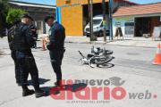 Motociclista voló por arriba de un remís en un violento choque