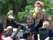 El regalo alusivo a Cristina Kirchner que Milei recibió en Chaco: Es libertad o tobillera