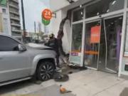 Una camioneta embistió a un auto y tras el choque destruyó el frente de una farmacia frente al Cid Campeador