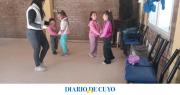 El legado cultural y artístico de la “Criollita Veinticenqueña”: recorre el departamento enseñando a niños y adultos a bailar folclore