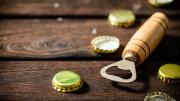 Crea hermosos señaladores para libros con un par de tapitas de cerveza