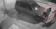 Video: Sujeto apunta con un arma a una mujer y ella en la desesperación lanza su celular a una casa