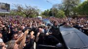 Saludos desde la camioneta y libertarios que cantaron saquen el pingüino del cajón, en la visita de Milei a Chaco