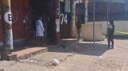 Investigan la muerte de una mujer que cayó del segundo piso de un alojamiento