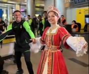 La Verde llega a Rusia y es sorprendida con un recibimiento al estilo local