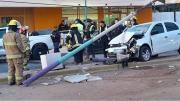 Impactante: conductor alcoholizado chocó y estrelló su auto contra un poste de luz