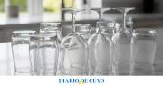 Secar los vasos boca abajo: por qué no debés hacerlo, según una experta