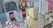 Video: a metros de los Tribunales de La Plata, dos ladrones robaron una moto en 10 segundos