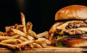 Receta de smash burgers con papas rústicas en casa