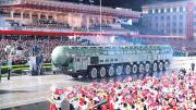 Corea del Norte exhibe un nuevo y poderoso misil junto a dirigentes de Rusia y China