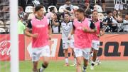 El golazo que no fue: Nicolás Romano rompió el arco y el VAR lo anuló por mano previa