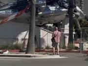 Un helicóptero se estrelló en una playa del sur de California: hay cinco heridos y videos impactantes