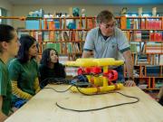 Prótesis, satélites y braille: el taller de Misiones donde un profesor convierte la técnica en un servicio a la comunidad