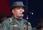 Padrino López anunció que cada venezolano recibiría un arma