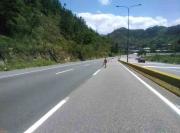 Gandola volcada en la Autopista Regional del Centro