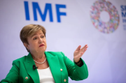 El FMI: La economía mundial avanza mejor de lo temido, pero se mantiene la incertidumbre