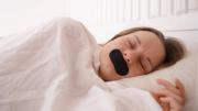 Alerta médica por el reto viral de dormir con cinta adhesiva en la boca