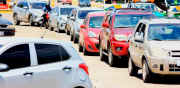 Falta de carburantes provoca largas filas y tensión en Santa Cruz