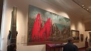 EN VIDEO: Activistas arrojaron pintura roja a cuadro de Colón en museo de Madrid para protestar por neocolonialismo extractivista