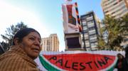 Feministas convierten una estatua de Isabel la Católica en Bolivia en un homenaje a Gaza