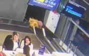 Jubilada confundió cinta de equipaje con acceso al avión y terminó en el área de valijas