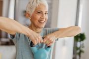 Brazos fuertes después de los 50: ganá masa muscular sin pesas con este ejercicio sencillo