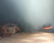 Se incendió una chatarrería en Lastenia: trabajaron dotaciones de bomberos y la policía